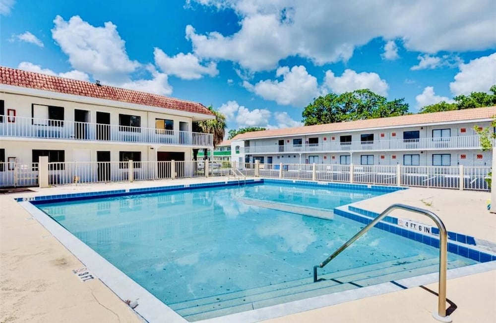 1 1 Condo hotel With Double bed and Community Pool Miles From Disney - photo 14