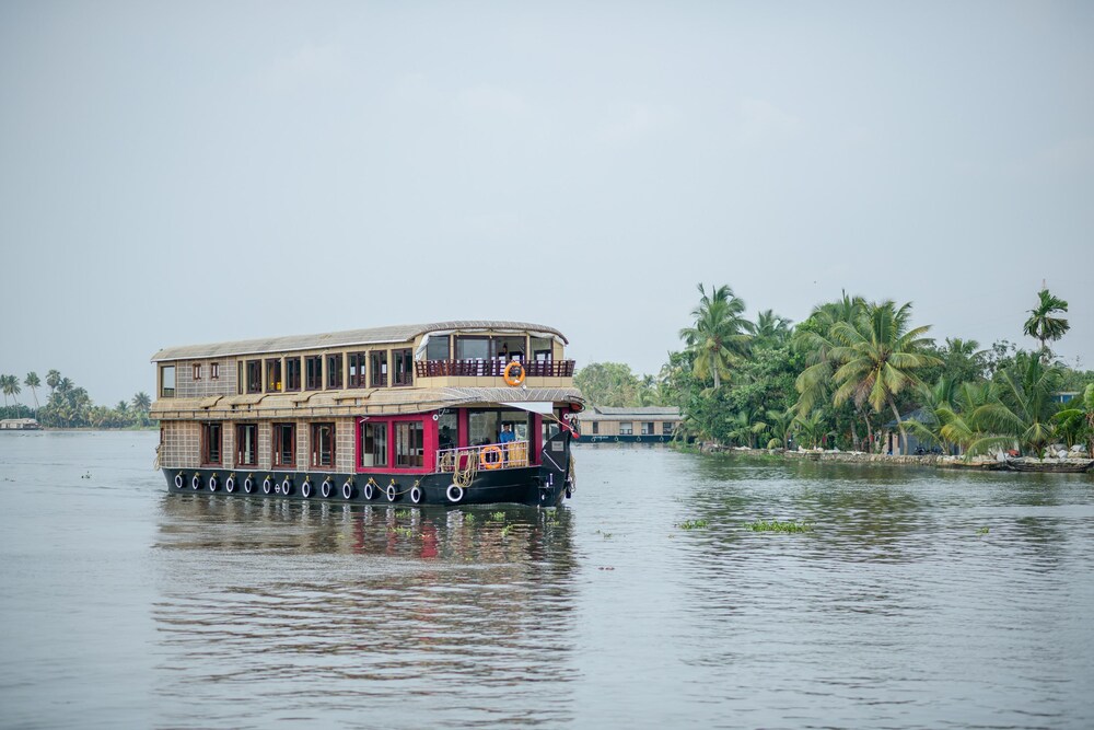 OYO 23063 Smart Luxury Meghavarsham 5 Bhk in Alleppey, India