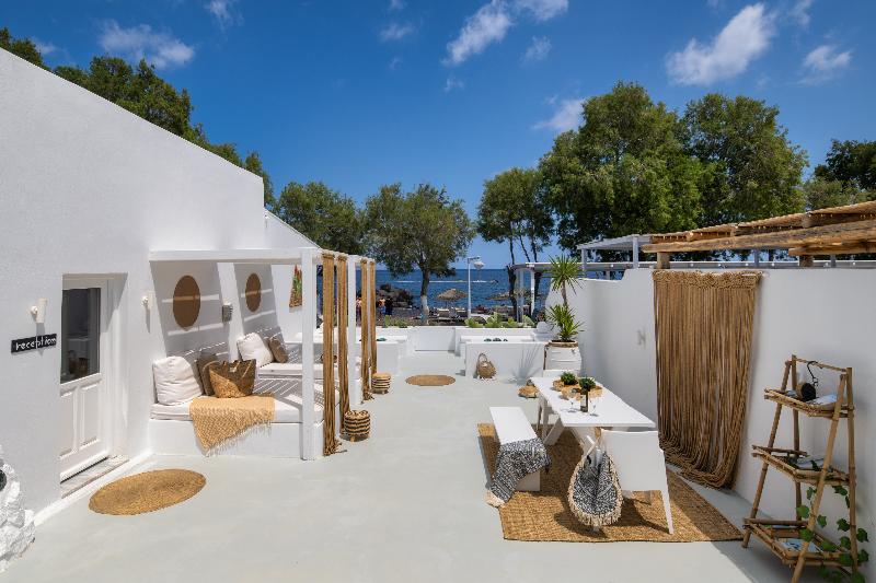 Sunrise Studios - carbon neutral hotel in Fira