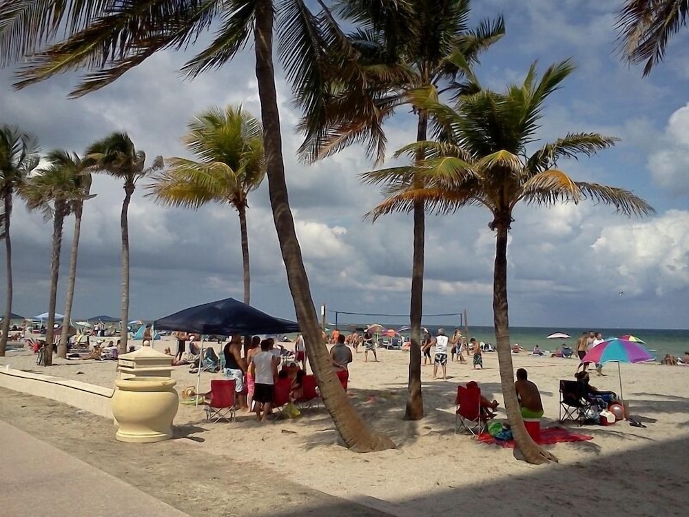 Hollywood Beach Resort Large Studio Sleeps 4 - photo 20