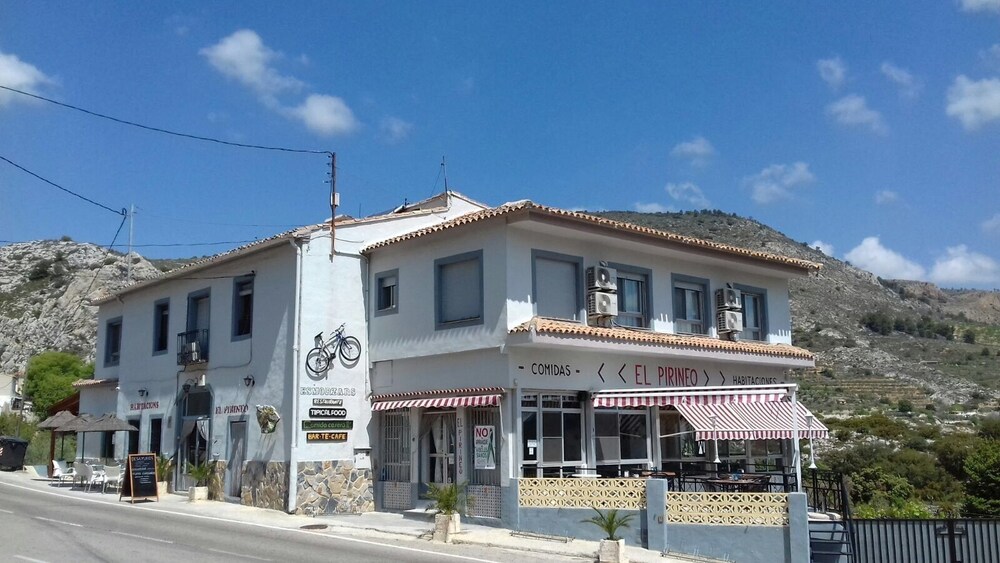 Pension El Pirineo 4952065 — Confrides