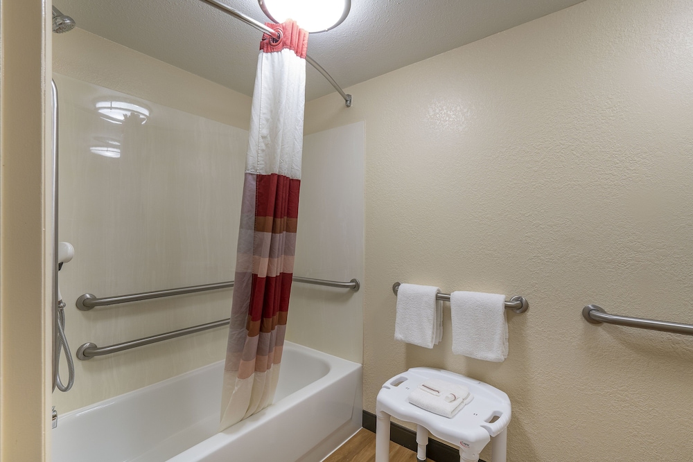 Red Roof Inn Detroit Roseville St Clair Shores - photo 25