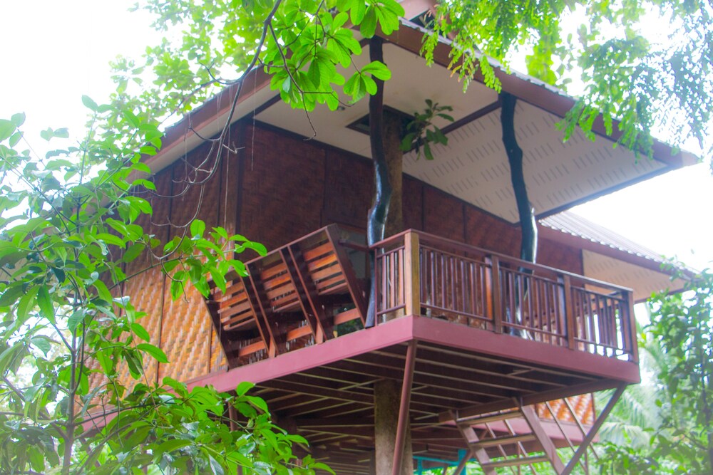 Baan Khao Sok Resort in Phanom, Thailand