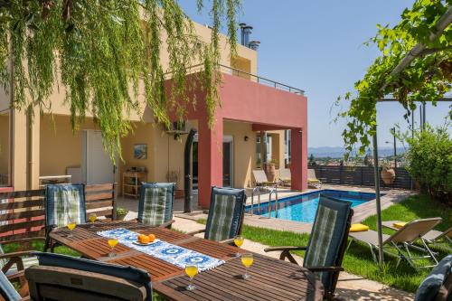 AnnaBoutique Villa Next to Beach Private Pool & BBQ — 4-Star Luxury Hotel in Daratsos, Greece