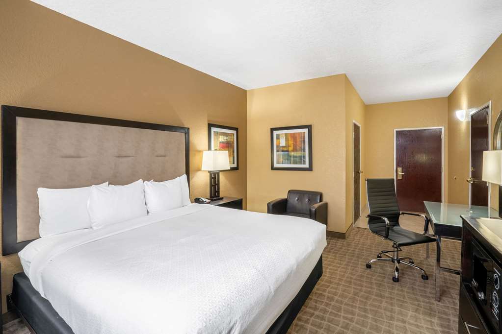 La Quinta Inn & Suites by Wyndham Hot Springs - photo 18