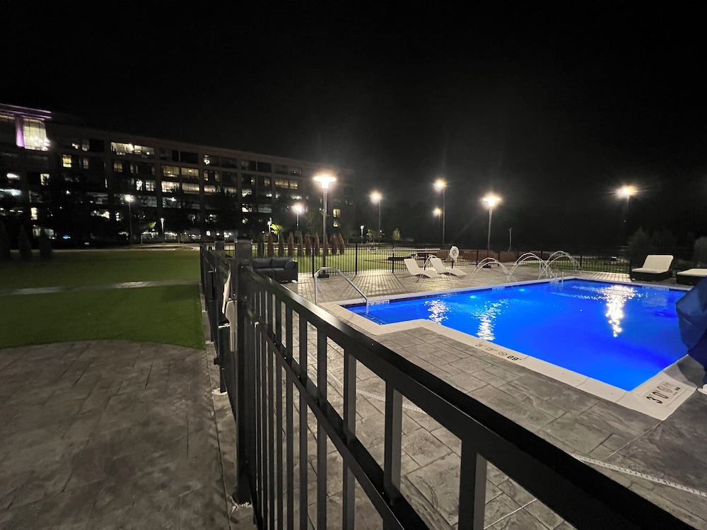 Holiday Inn Express & Suites Chicago Schaumburg an IHG Hotel - photo 36