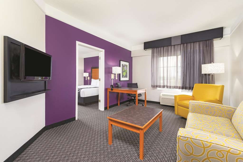 La Quinta Inn & Suites by Wyndham St. Louis Westport - photo 41