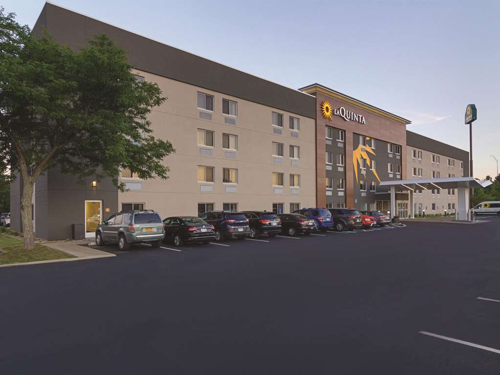 La Quinta Inn & Suites by Wyndham Cleveland Airport North - photo 6