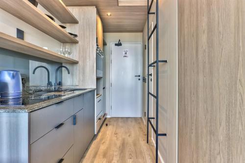 Upmarket East City Apartment w views