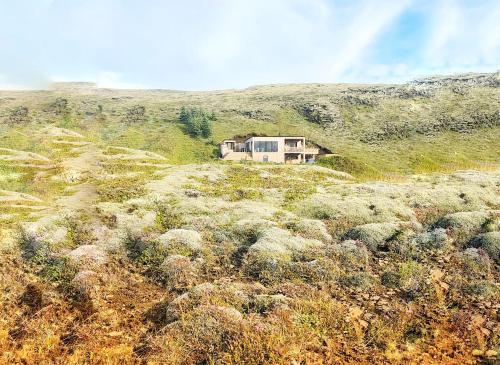 Modern Cottage with Mountain View