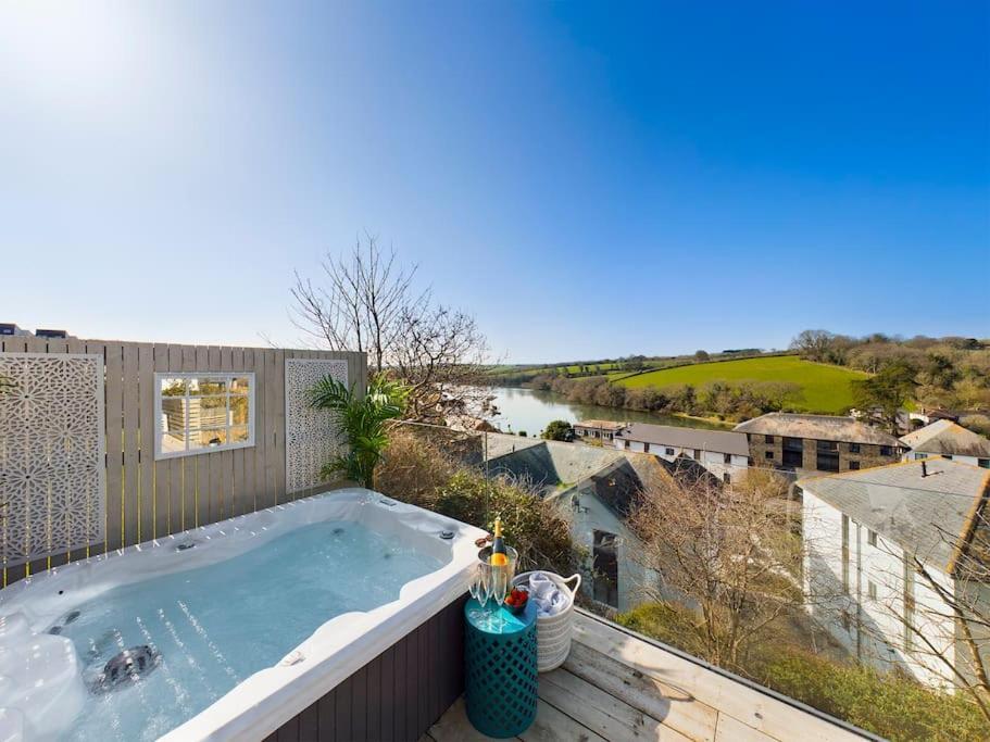 Paddlers View Luxurious 2 bed hot tub. Town centre water views in Kingsbridge, United Kingdom