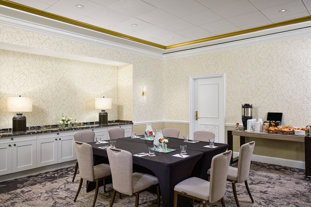 The Alexandrian Old Town Alexandria Autograph Collection - photo 48