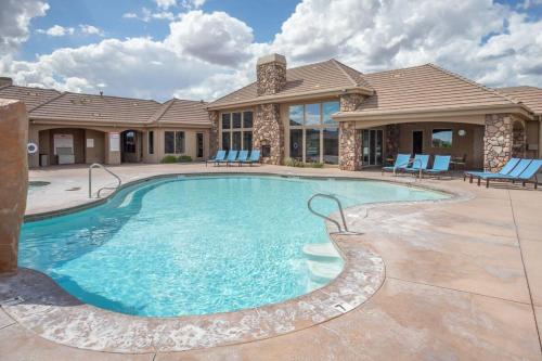 Serene Oasis Near Zion Pools Gym & Fishing Pond in Washington, United States