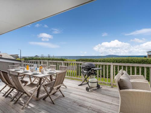 Surfside Sanctuary Whiritoa Holiday Home — 4-Star Luxury Hotel in Whangamata, New Zealand