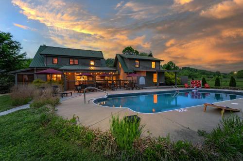 Sleeps 20 Sport Court Pool Hot Tub Playground — 4-Star Luxury Hotel in Avery Creek, United States