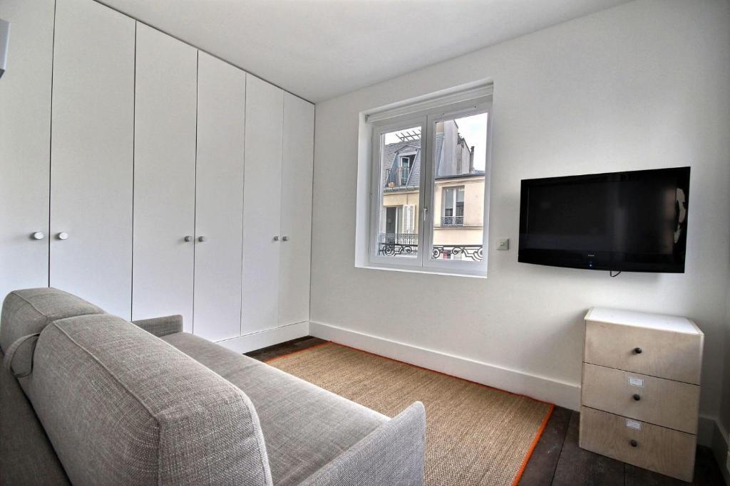 102201 A charming setting for 4 people in Montorgueil — 4-Star Luxury Hotel in Paris, France