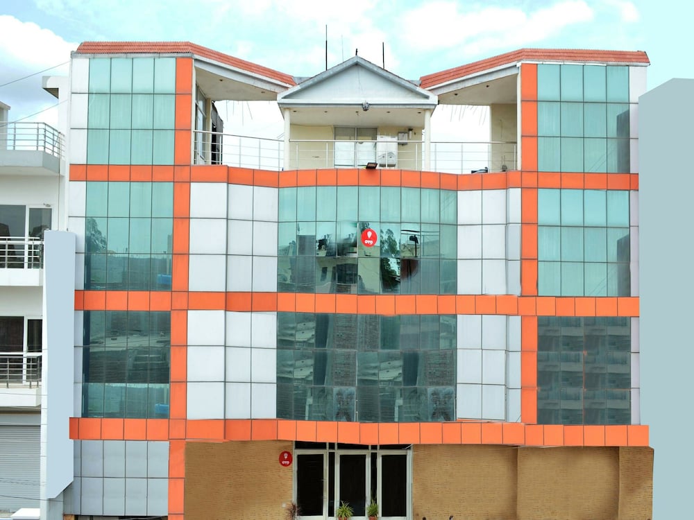 Oyo 6463 Hotel Dove — hotel near Shaheed Bhagat Singh International Airport