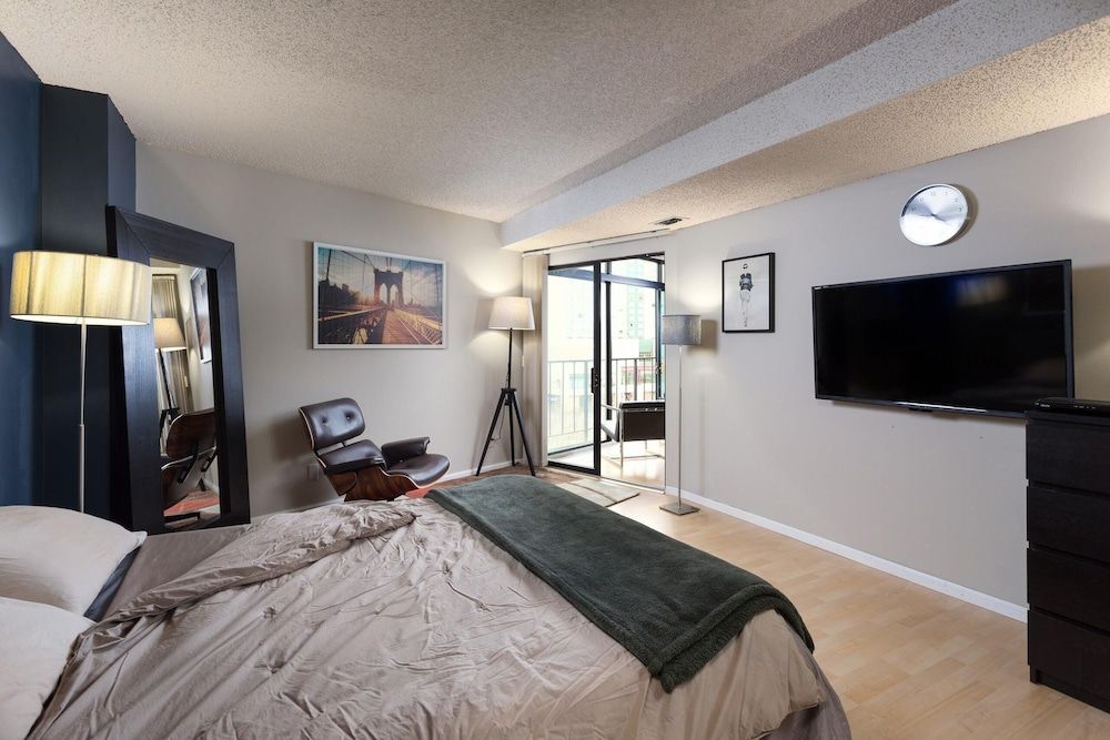 Open Modern Layout Breathtaking Downtown Views - photo 14