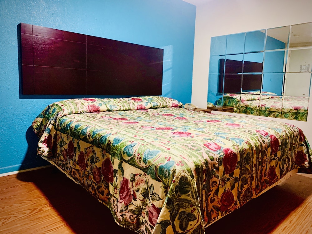 Embassy motel - photo 10