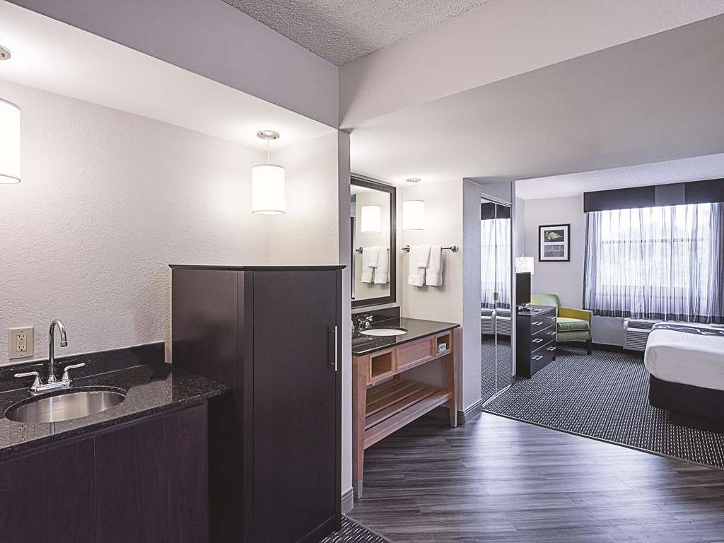 La Quinta Inn & Suites by Wyndham Plantation at SW 6th St - photo 22