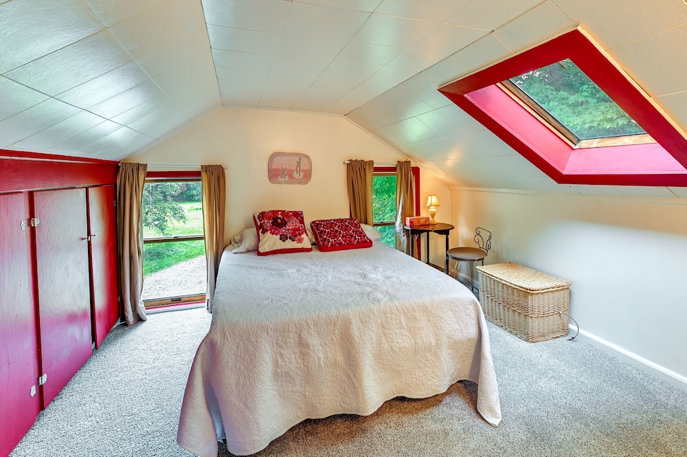 Canandaigua Getaway w Deck & Sunroom — hotel in Canandaigua