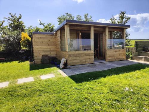 Little Swelle Cabin with awesome Sea views — 4-Star Luxury Hotel in Poundstock, United Kingdom