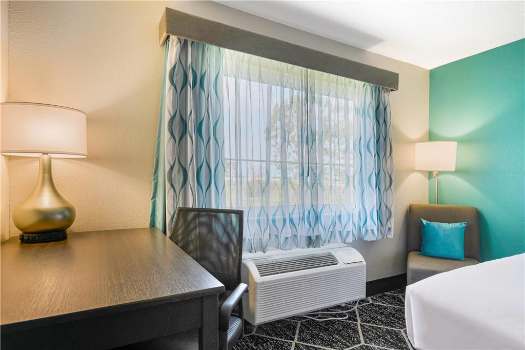 La Quinta Inn & Suites by Wyndham Batavia - photo 22