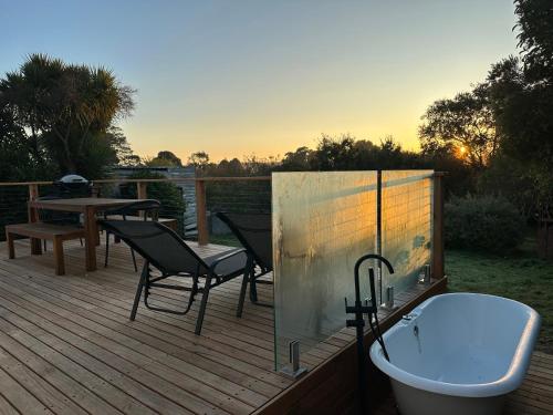 Enjoy A Renovated Retreat With Outdoor Bath — Creswick
