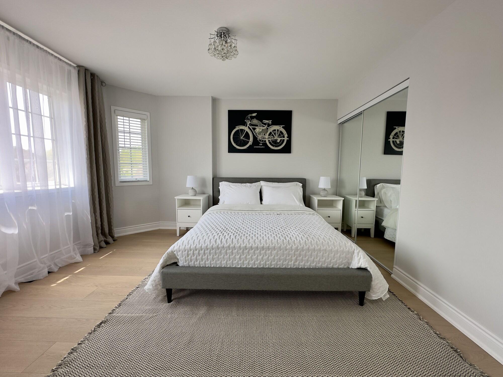 Lavish 4BR House Near Simcoe Lake & FH Resort — 4-Star Luxury Hotel in Innisfil, Canada