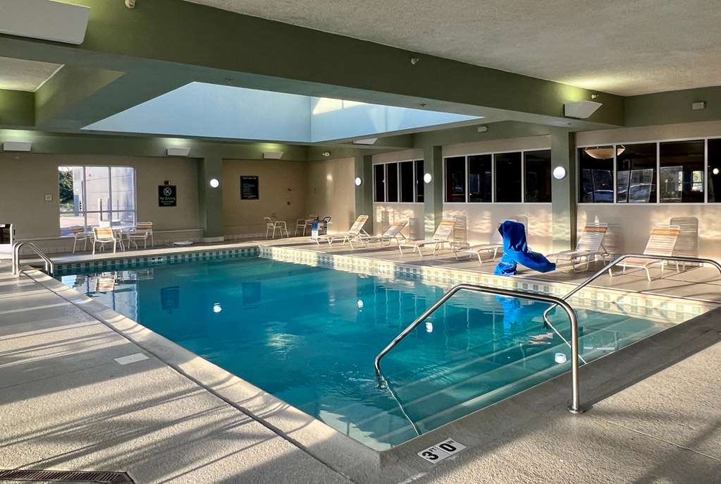 La Quinta Inn & Suites by Wyndham Bannockburn Deerfield - photo 10