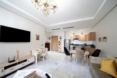 Studio Confortable avec Balcon Piscine Jardin et Aire de Jeux — 4-Star Luxury Hotel in Casablanca, Morocco