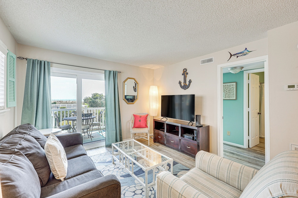 Carolina Beach Condo w Balcony & Ocean Access — 4-Star Luxury Hotel in Carolina Beach, United States