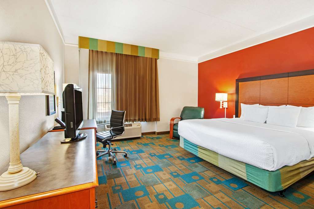 La Quinta Inn & Suites by Wyndham Albuquerque West - photo 28