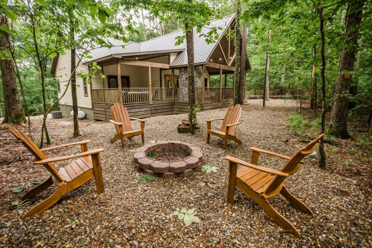 BRAND NEW The Roosevelt Couples Cabin adjacent to National Forest — 4-Star Luxury Hotel in Broken Bow, United States