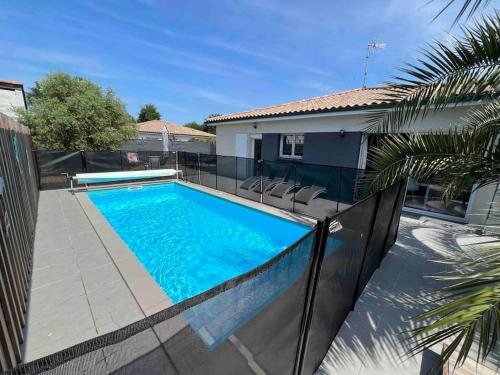 Climatisation Piscine Chauffee Petanque Calme Sur Le Bassin D Arcachon — Le Teich