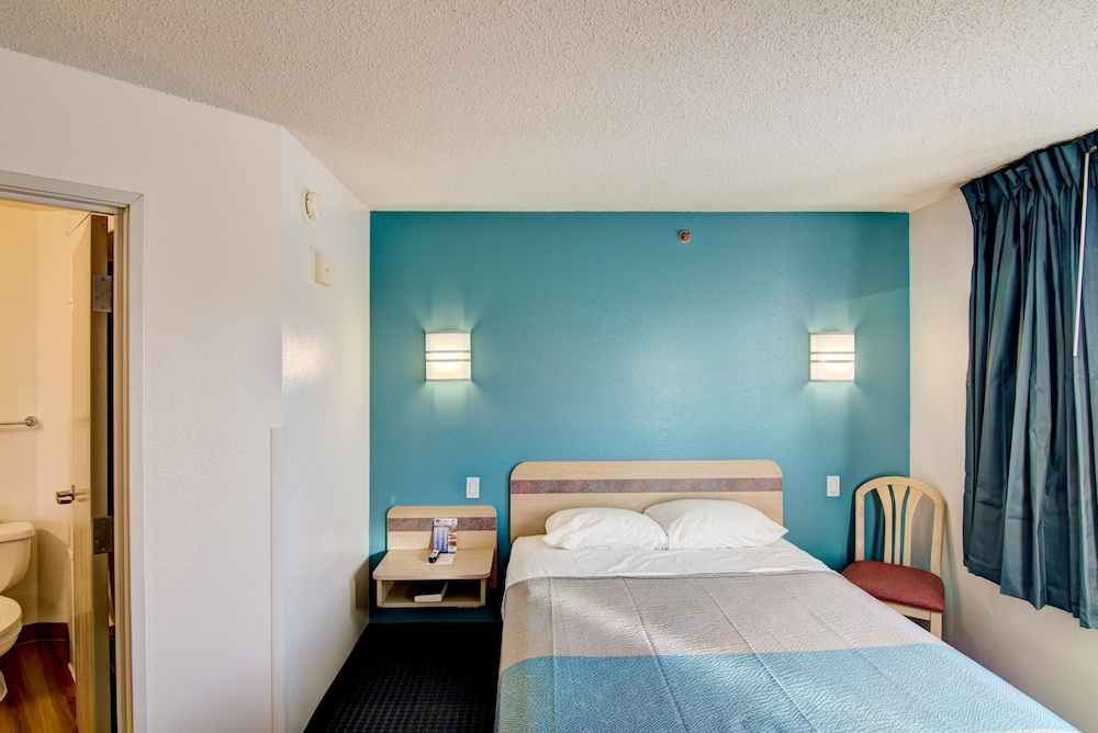 Econo Lodge Menomonie - photo 22
