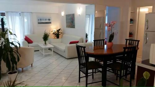 Flor de Mayo Apt in Alimos near the sea — 4-Star Luxury Hotel in Athens, Greece