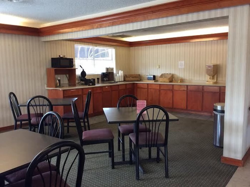 Stratford House Inn and Suites - photo 18