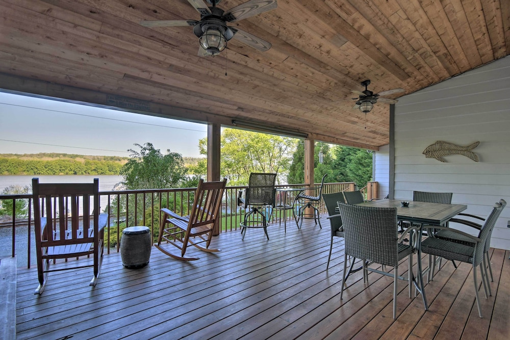 Dock & Hot Tub: Susquehanna River Retreat pet-friendly hotel Willow Street