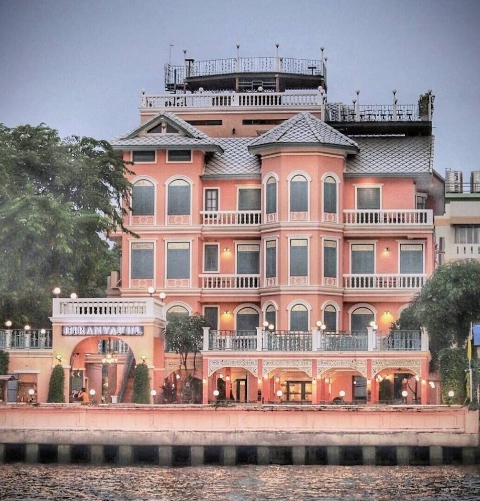 Hiranyakul House Riverside