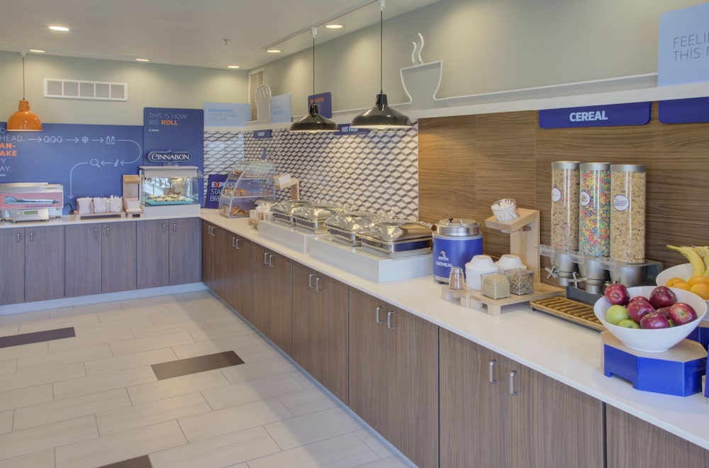 Holiday Inn Express Hotel & Suites Le Mars by IHG - photo 33