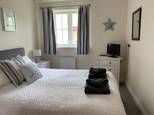 Seaside Cottage The Bay 2 bedrooms patio parking nearby 2 dogs welcome
