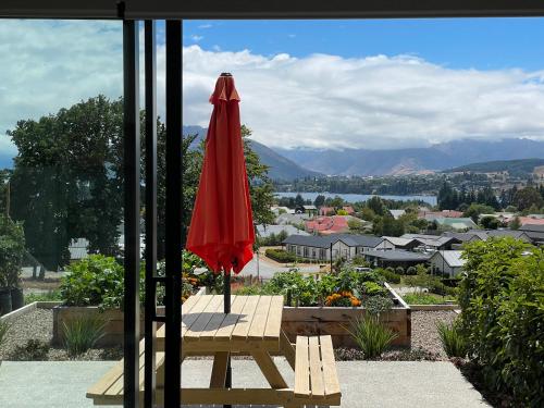 Lake Views new apartment with room to relax — 4-Star Luxury Hotel in Wanaka, New Zealand