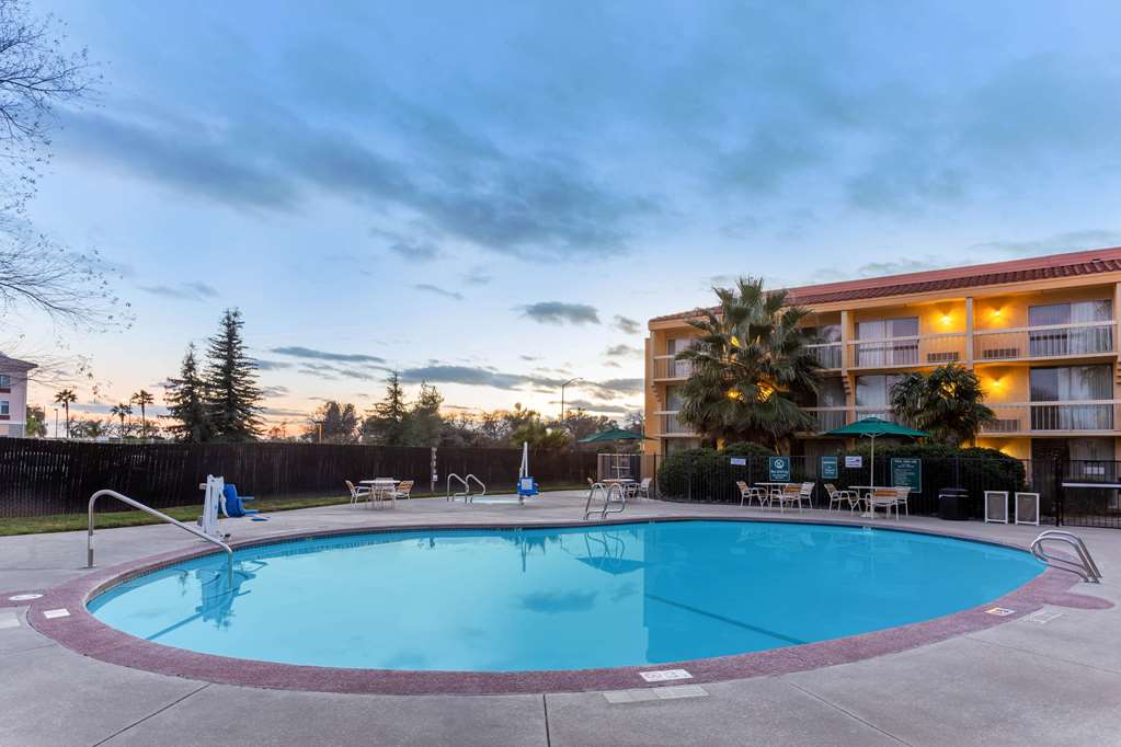 La Quinta Inn & Suites by Wyndham Redding - photo 9