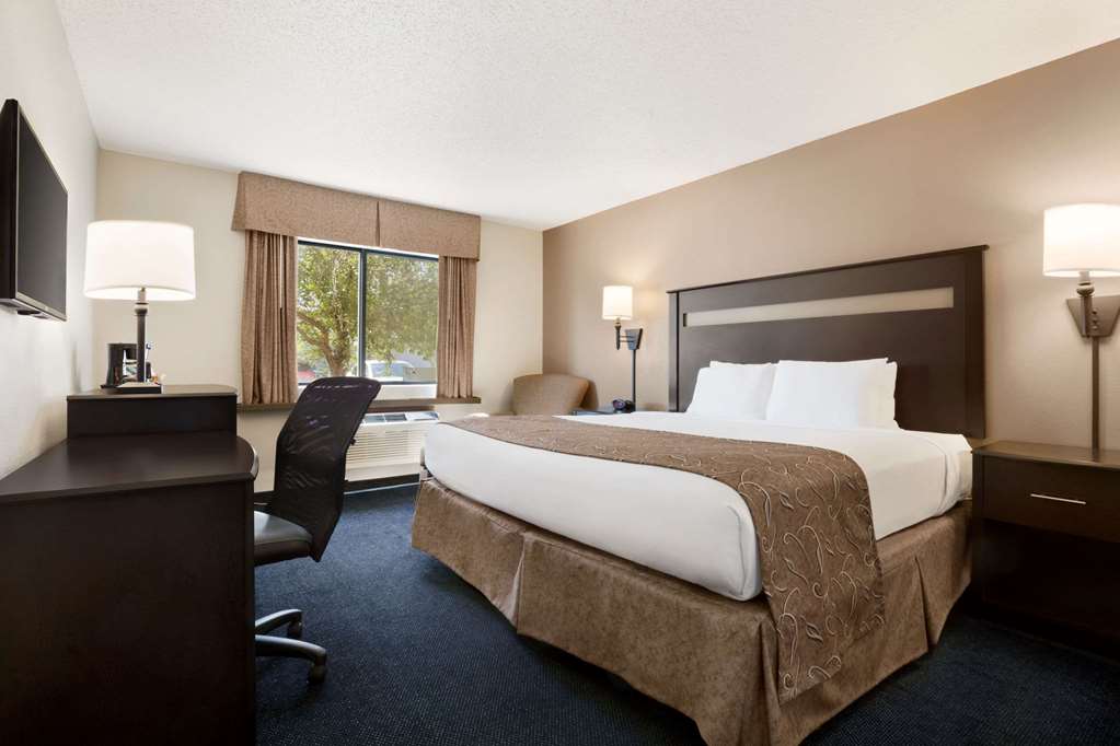 Super 8 by Wyndham Lincoln North - photo 14