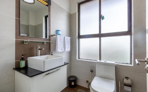 Kifahari Two bedroom duplex apartment pool gym steam & sauna