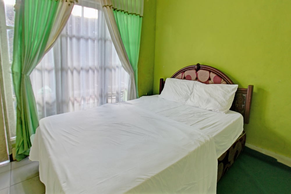 Hotel O Dienda Hayu Near Alun Alun Tastura — hotel in Praya