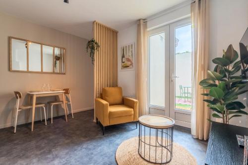 Flat Near Parc Barbieux with Terrace — hotel in Croix