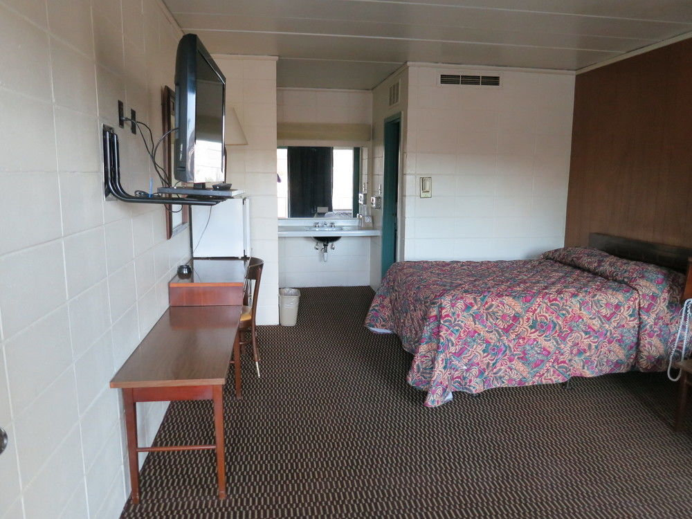 Hamilton Holiday Motel - photo 4