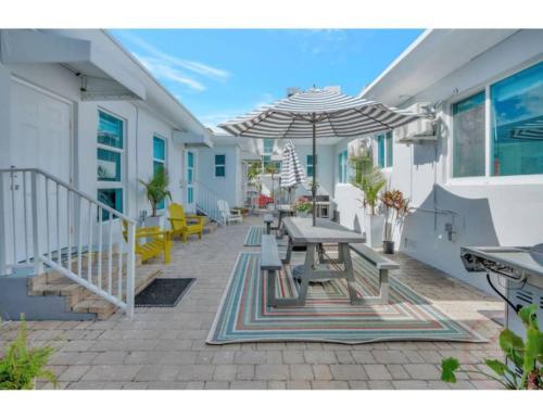 Coastal Retreat ONLY 1 block from the beach — 4-Star Luxury Hotel in Hollywood, United States